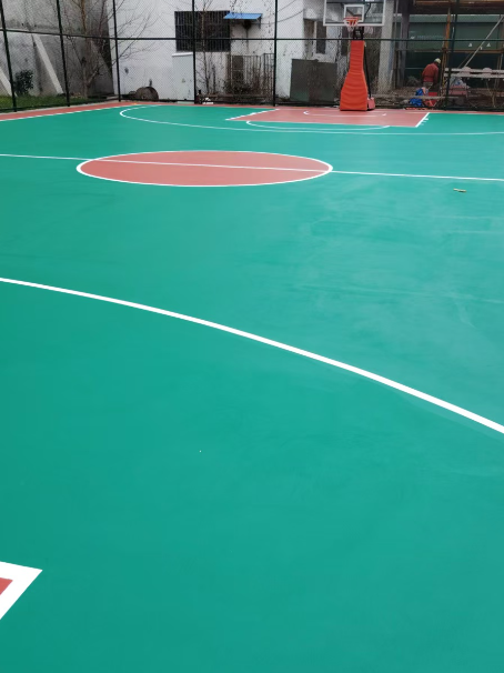 东丰 球场长期使用易出现地面开裂